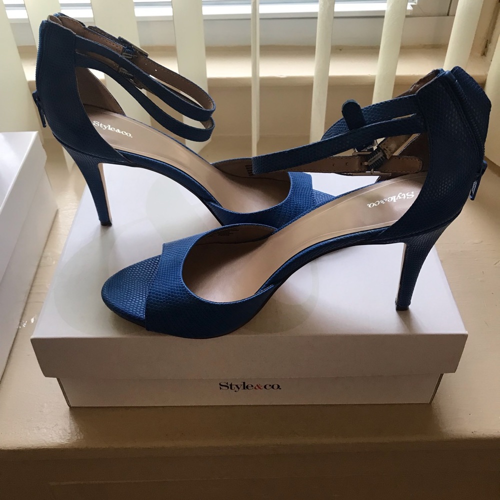 Style and Co marine blue open toe zip back shoe